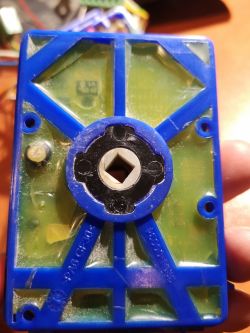 Wymiana kondensatora elektrolitycznego - jak odczytać 35v33, tolerancję (Z A) i zdjęcia