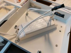 Podział plafonu LED na 2 obwody: zastosowanie zasilaczy, 3 kwadraty, LED driver 60W, 1500mA