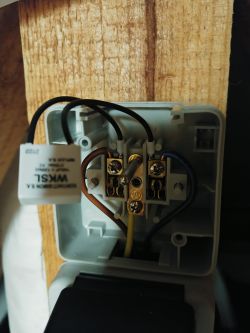 Wifi smart socket (Tuya Smart) - LEDs glow when switched off remotely