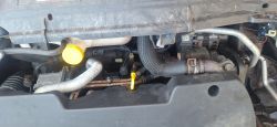 Silnik w Mazdzie 6 z 2005 roku 2.0 diesel z widocznymi elementami wnętrza.