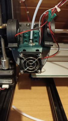 Problem z odklejaniem się wydruku po trzeciej warstwie na Anet A8 Plus - przyczyny i porady