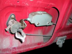 Astra F - Montaż siłownika centralnego zamka bagażnika Astra F.