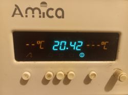 Panel sterowania piekarnika Amica z wyświetlaczem 20:42 i ikonami temperatury po bokach