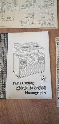 Szafa grająca ,,Rock-Ola 453,, - Zacięty mechanizm od podawania płyt. Szafa grająca ,,Rock-Ola 453,, - Zacięty mechanizm od podawania płyt.