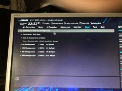 Ekran ustawień BIOS z zakładką zarządzania Boot/Secure Boot.