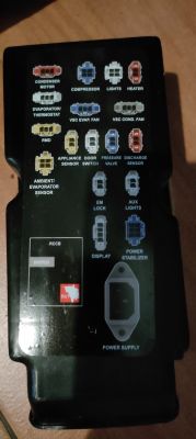 Panel elektryczny z oznaczeniami różnych funkcji i sensorów