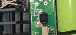 Dioda oznaczona jako 2227 CZ na zielonej płytce PCB obok złącza NTC1