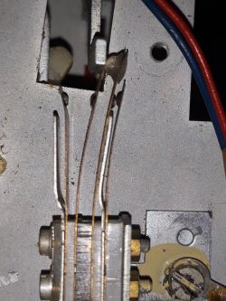 Zbliżenie na element elektroniczny z przymocowanymi przewodami.