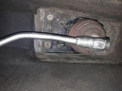 Widok mechanizmu zmiany biegów pod podłogą Audi 80 B4 z użytym kluczem nasadowym