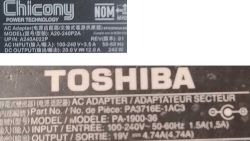 Zbliżenia etykiet dwóch zasilaczy: Chicony 20V 12A i Toshiba 19V 4.74A