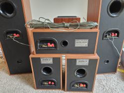 Połączenie głośników ze wzmacniaczem i subwooferem