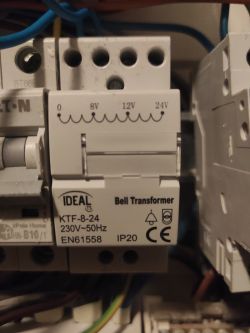 Transformator dzwonkowy Ideal TS KTF-8-24 w tablicy elektrycznej