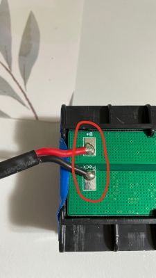 Hulajnoga elektryczna: brak włączenia bez ładowarki mimo naładowanej baterii - przyczyna?