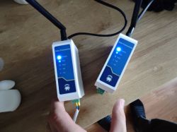 Dwa moduły transmisyjne z włączonymi diodami.