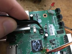 Płytka elektroniczna dekodera DVB-T2 z elementami układów scalonych