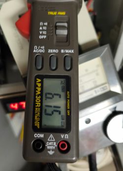 Cyfrowy multimetr PeakTech 3030 z wyświetlaczem pokazującym 0,5