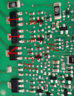 Zdjęcie płytki drukowanej z zaznaczonymi elementami elektronicznymi.