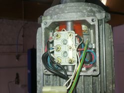 Jak podłączyć podnośnik samochodowy 3-fazowy na 240V? Kondensator, włącznik.