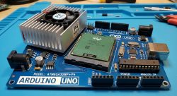 Płytka Arduino UNO z dużym radiatorem i procesorem Intel Pentium 4 w gnieździe