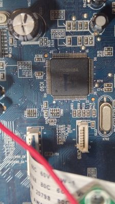 Zbliżenie na płytę główną z mikroprocesorem Toshiba i wejściem UART.