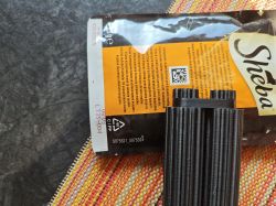 Wyciskarka saszetek z mokrą karmą.