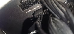 Kabel zasilający podłączony do portu oznaczonego jako HDD/ODD/Peripheral na zasilaczu.