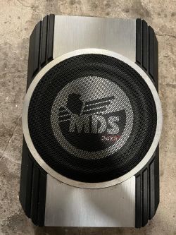 Widok wzmacniacza MDS z przodu na betonowej powierzchni.