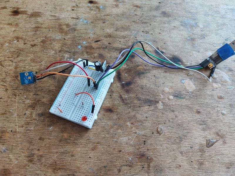 Prototyp elektroniczny na płytce stykowej z różnokolorowymi przewodami i komponentami.