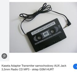 Czarna kaseta adapter z przewodem zakończonym wtyczką jack 3,5 mm, służąca do podłączenia zewnętrznego źródła dźwięku do radia samochodowego.