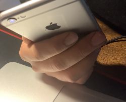 Prąd z ładowanego telefonu łaskocze mnie przy kontakcie z laptopem