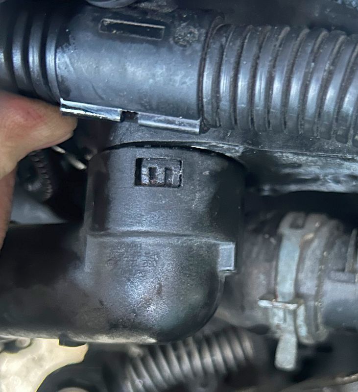 VW Beetle 1.4 2003 - jak zdjąć plastikowy króciec układu chłodzenia przy głowicy