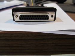 Gdzie kupić specyficzną obudowę złącza DB-25 z dodatkowymi śrubami mocującymi?