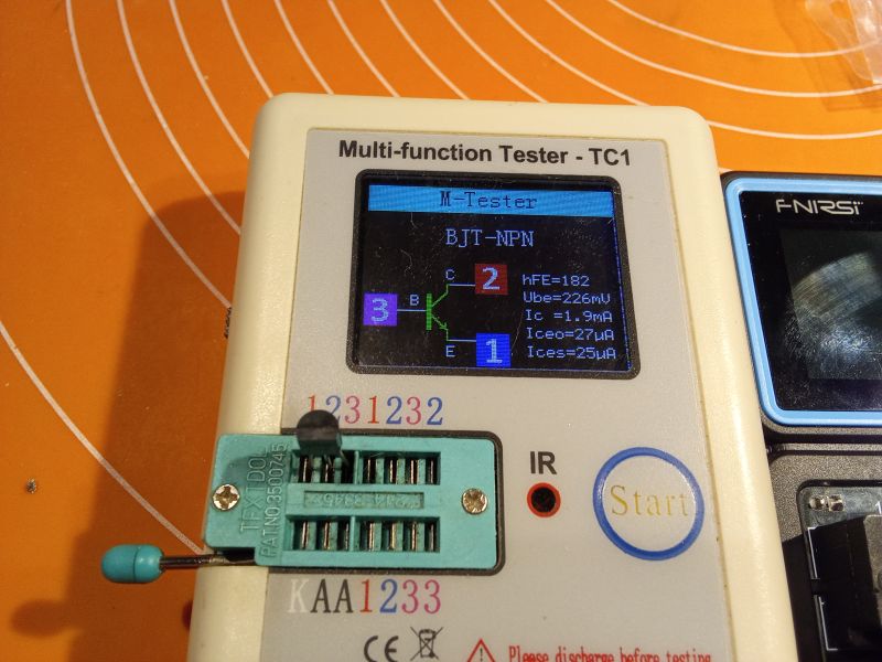 Tester TC1 pokazujący parametry tranzystora NPN na kolorowym ekranie.