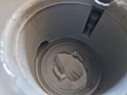 Widok wnętrza pojemnika z plastikową komorą i pływakiem z magnesem w środku