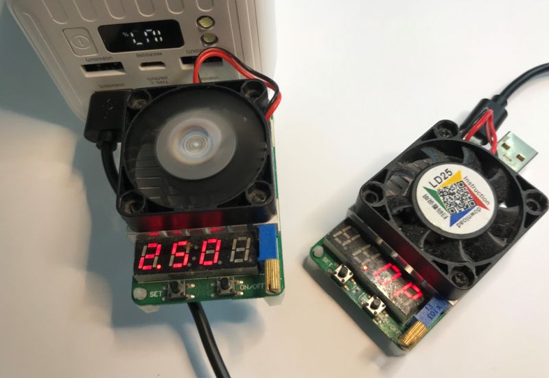 Test obciążeniowy powerbanka z wentylatorami i wyświetlaczami LED