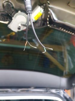 Wymiana kamery cofania w Tiguanie 1. generacji - połączenie przewodów, czarne plamy