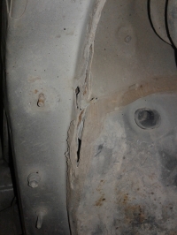 Pęknięcia nadwozia nad podłużnicami w 7-letnim aucie niemieckiego producenta - przyczyny?