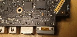 Macbook A1278 nie ładuje - jak sprawdzić ładowarkę i baterię?
