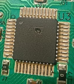 Zbliżenie na układ scalony ATMEGA na zielonej płytce PCB z oznaczeniem U3