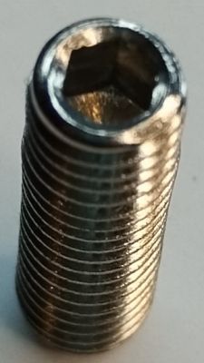 Metalowy konektor z gwintem i sześciokątnym wyżłobieniem na klucz imbusowy.