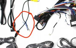 Zestaw różnokolorowych kabli z dwoma niepodłączonymi kabelkami zaznaczonymi na czerwono.