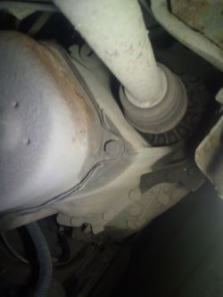 Locating the Oil Level Cap for Gearbox Oil Change in Peugeot 206 1.4 75km Locating the Oil Level Cap for Gearbox Oil Change in Peugeot 206 1.4 75km