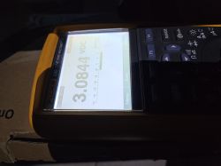 Multimetr Fluke 289 z wyświetlaczem pokazującym 3,0844 V DC
