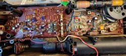 Wnętrze radioodtwarzacza z widoczną płytką PCB i elementami elektronicznymi.