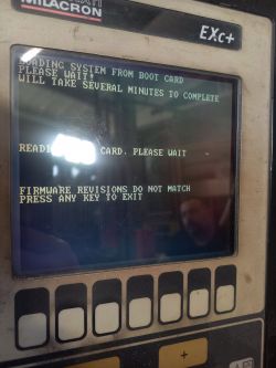 Ekran maszyny Cicncinnati Milacron z komunikatem błędu FIRMWARE REVISIONS DO NOT MATCH.