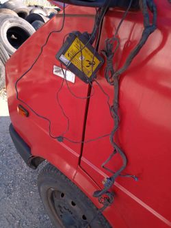 Przewody i urządzenie immobilizera Scorpions umieszczone na czerwonym nadwoziu pojazdu.