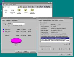 Ekrany właściwości systemu Windows 95 pokazujące tryb zgodności MS-DOS dla dysków.