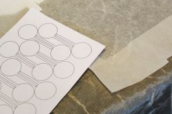 Hybrydowe tekstylne sensory pojemnościowo-rezystancyjne