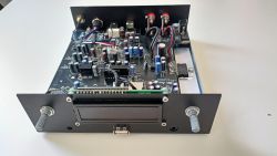 Wnętrze amplitunera JRK Audio Evothon z widoczną płytą główną, elementami elektronicznymi, frontowym panelem z wyświetlaczem LCD i dwoma pokrętłami.