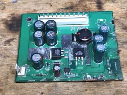 Moduł przetwornicy z płytki PCB pochodzący ze starego switcha sieciowego, z widocznymi kondensatorami i tranzystorem CET CEB7030L.